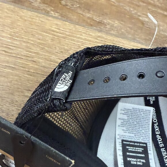 The North Face Embroidered Mudder Trucker Hat Black/White, Adjustable, Mountains - Picture 7 of 9